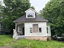 Pre-foreclosure in  VIRGINIA AVE Paris, KY 40361