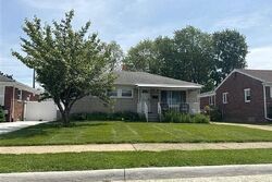 Pre-foreclosure in  Normandy St Roseville, MI 48066
