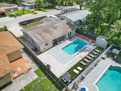 Pre-foreclosure in  Ne 161st St Miami, FL 33162