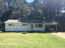 Pre-foreclosure in  Maria Dr Jackson, MS 39204