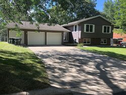 Pre-foreclosure in  Lakewood Dr Sw Hutchinson, MN 55350