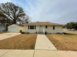 Pre-foreclosure in  4th St Sw Austin, MN 55912