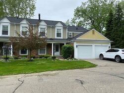 Pre-foreclosure in  Crescent Ln Rochester, MI 48306