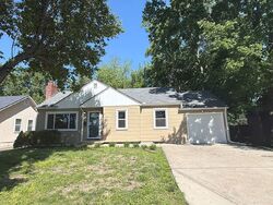 Pre-foreclosure in  Ward Pkwy Kansas City, MO 64114