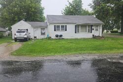 Pre-foreclosure in  E Woodlawn St Vandalia, MO 63382