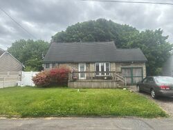 Pre-foreclosure in  40th St Lindenhurst, NY 11757