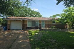 Pre-foreclosure in  Lynn Haven Ln Hazelwood, MO 63042