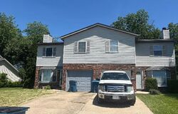 Pre-foreclosure in  Twin Oaks Dr Belleville, IL 62221