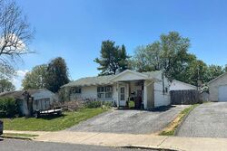  Ellsworth Dr, Whitehall PA