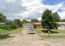 Pre-foreclosure in  Roberts Cir Arlington, TX 76010