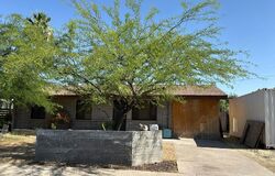 Pre-foreclosure in  E Vista Dr Phoenix, AZ 85022