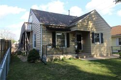 Pre-foreclosure in  11th St Nw Cedar Rapids, IA 52405