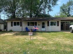 Pre-foreclosure in  Saratoga Ln Hazelwood, MO 63042