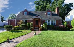 Pre-foreclosure in  Barth Dr Baldwin, NY 11510