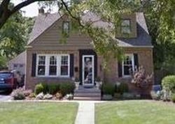 Pre-foreclosure in  HIAWATHA DR Clarendon Hills, IL 60514