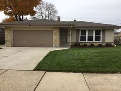 Pre-foreclosure in  MANHATTAN DR Racine, WI 53402