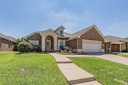 Pre-foreclosure in  Foxmeadow Trl Arlington, TX 76017