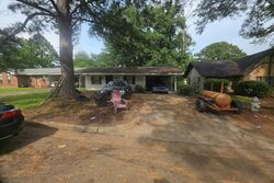 Pre-foreclosure in  Lake Glen Dr Jackson, MS 39213