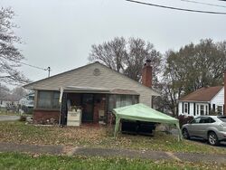 Pre-foreclosure in  Farragut Ave Kingsport, TN 37664