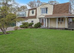 Pre-foreclosure in  Wexford Dr Oakdale, NY 11769