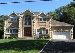 Pre-foreclosure in  Center Dr Roslyn, NY 11576
