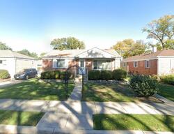 Pre-foreclosure in  Lincoln Ave Brookfield, IL 60513