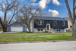 Pre-foreclosure in  Bonniebrook Ave Mundelein, IL 60060