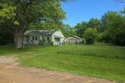 Pre-foreclosure in  W Gracelawn Ave Flint, MI 48504