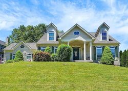 Pre-foreclosure in  Cranberry Ln W York, PA 17402