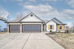 Pre-foreclosure in  Ne Hunters Rd Blue Springs, MO 64014