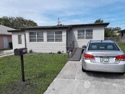  W 33rd St, West Palm Beach FL