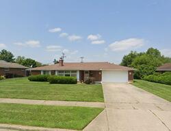 Pre-foreclosure in  Chateau Dr Dayton, OH 45429
