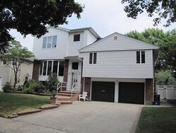 Pre-foreclosure in  Bunker Dr Oceanside, NY 11572