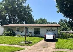 Pre-foreclosure in  N Pointe Ln Florissant, MO 63031