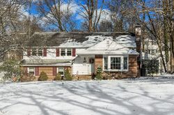 Pre-foreclosure in  Roberts Ln Scotch Plains, NJ 07076