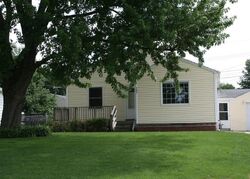 Pre-foreclosure in  E 20th St S Newton, IA 50208