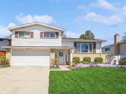 Pre-foreclosure in  Brentwood Dr Des Plaines, IL 60016