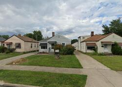 Pre-foreclosure in  Dawnwood Dr Cleveland, OH 44134