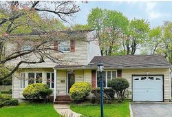 Pre-foreclosure in  Somerset Dr Commack, NY 11725