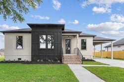 Pre-foreclosure in  Dauterive Dr Chalmette, LA 70043