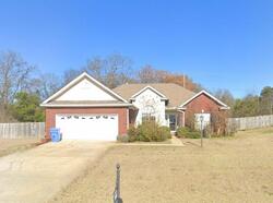 Pre-foreclosure in  Edinburgh St Prattville, AL 36066