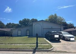  Woodfield Dr, Arlington TX