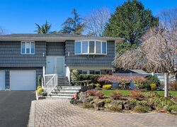 Pre-foreclosure in  Barry Ln Old Bethpage, NY 11804