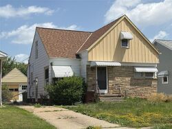 Pre-foreclosure in  Renwood Dr Cleveland, OH 44129