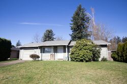 Pre-foreclosure in  Sycamore Ave Woodburn, OR 97071