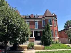 Pre-foreclosure in  Botanical Ave Saint Louis, MO 63110