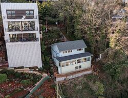 Pre-foreclosure in  Sw Buckingham Ave Portland, OR 97201