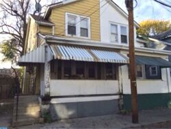 Pre-foreclosure in  HANFORD PL Trenton, NJ 08609