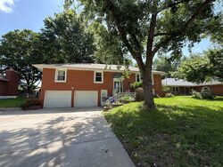 Pre-foreclosure in  SW 14TH STREET TER Blue Springs, MO 64015