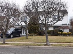 Short-sale Listing in WEAVING LN WANTAGH, NY 11793